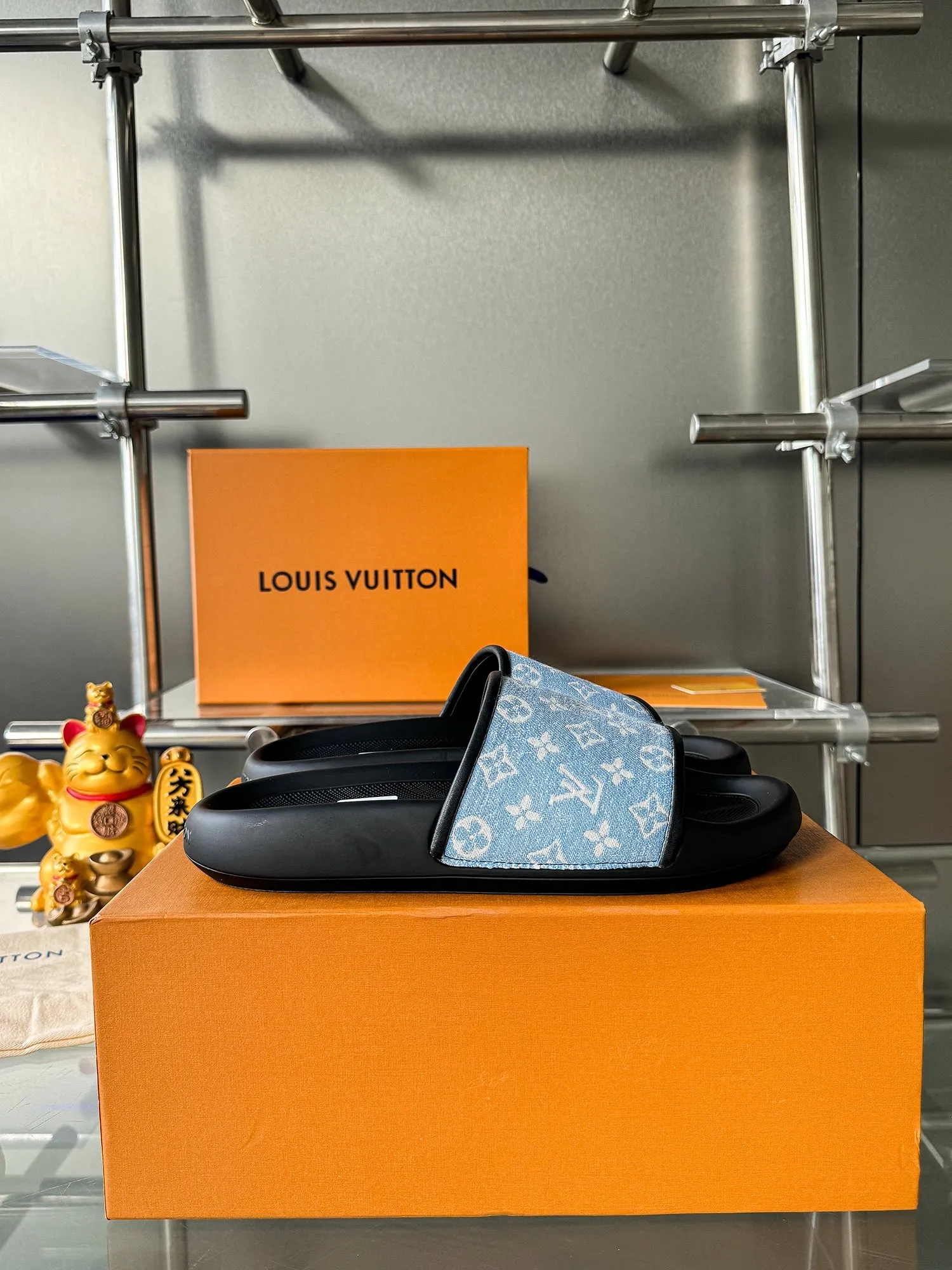 [L Home] P: 300💰 ▪️Shoe size: Women's 35-40 Men's 38-46▪️Packaging: Counter top quality~original packaging Louis Vuitton lv couple's monogram embossed slippers This season, Waterfront sandals return with a new look, and the upper buckle is embossed with Louis Vuitton's iconic Monogram pattern. Made of waterproof rubber with a comfortable and resilient insole. The lightweight, flexible outsole is embossed with the Louis Vuitton logo. Exquisitely packaged at the delivery counter 🛍📦 ▪️Fabric: Original molded rubber foam ▪️Sole: Original molded rubber foam outsole ▪️Sole thickness: 3CM.